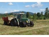 Ein Landwirt pflegt eine feuchte Biotopfläche bei Bischofsreuth mit Spezialbereifung am Traktor.