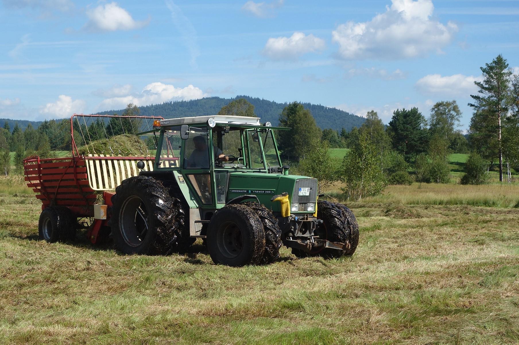 Ein Landwirt pflegt eine feuchte Biotopfläche bei Bischofsreuth mit Spezialbereifung am Traktor.