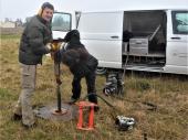 LfU-Geologen mit Bohrhammer auf der Suche nach der Vulkanasche-Schicht im Nördlinger Rieskrater bei Ehingen (Schwaben)