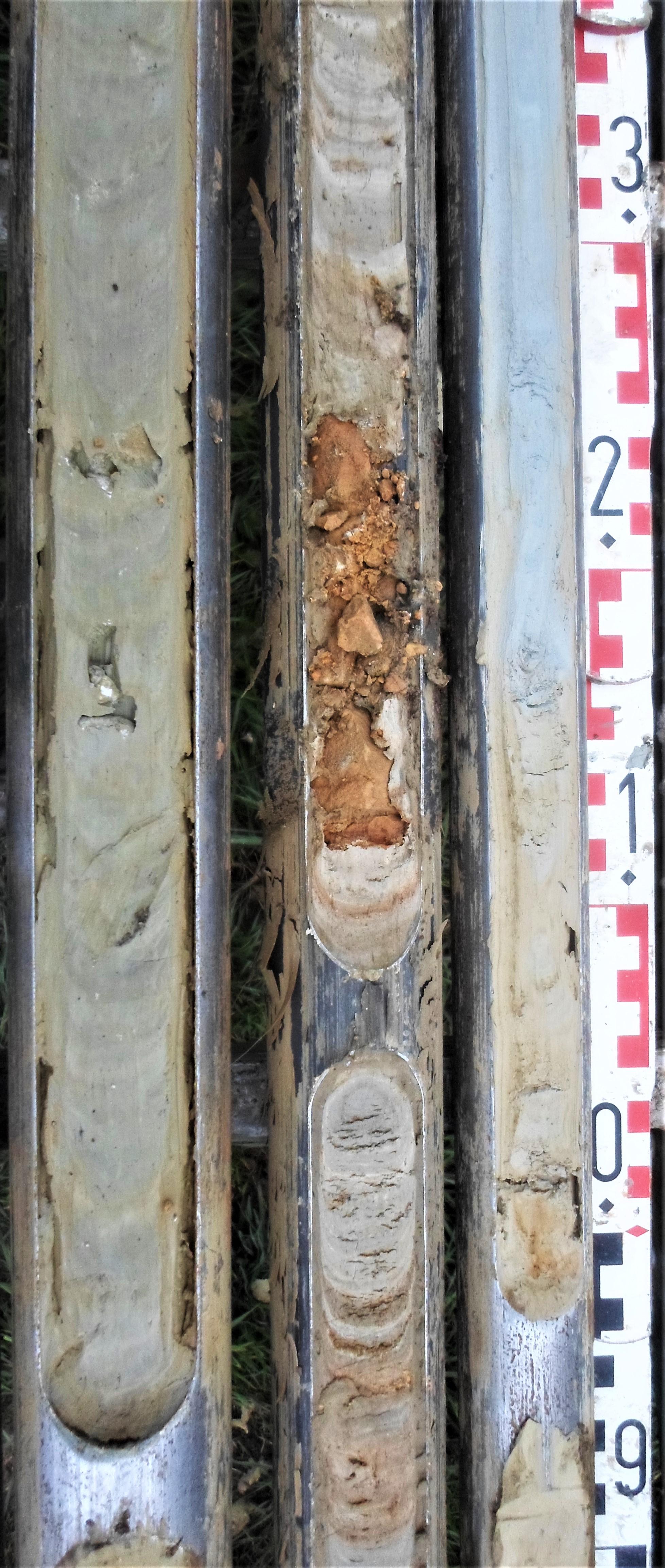 Die orangefarbene bröselige 13 cm dicke Schicht ist verfestigte Vulkanasche. Darüber und darunter erkennt man „normale“ grün- und blaugraue tonige Ablagerungen des Rieskratersees; Ehingen (Schwaben) (Quelle: Gernot Arp, Universität Göttingen) Die orangefarbene bröselige 13 cm dicke Schicht ist verfestigte Vulkanasche. Darüber und darunter erkennt man „normale“ grün- und blaugraue tonige Ablagerungen des Rieskratersees; Ehingen (Schwaben)