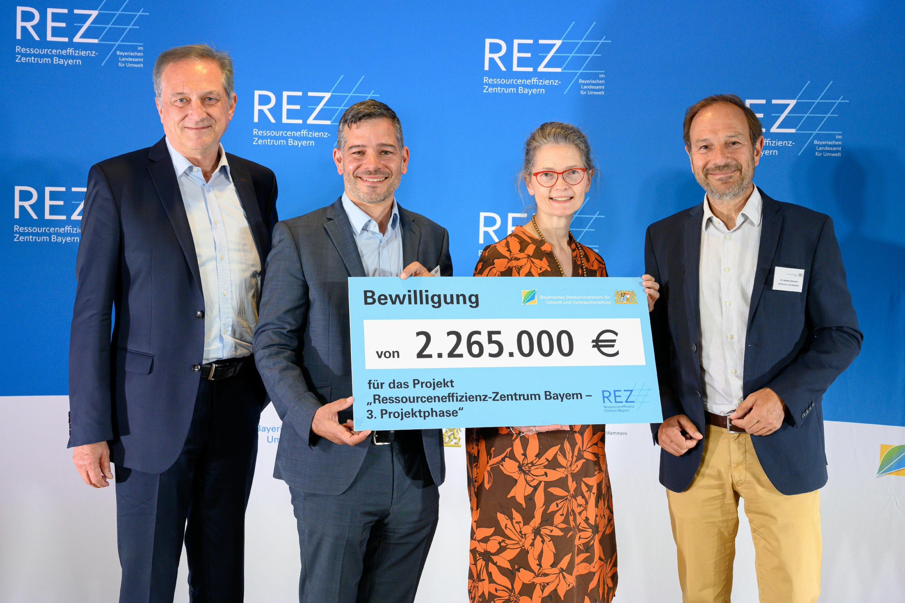 Auftaktveranstaltung REZ Ausbau zum CleanTech Hub für Kreislaufwirtschaft der Zukunft: (V. Links) Dr. Robert Schmidt (IHK Nürnberg für Mittelfranken), Dr. Philipp Sprau (Ressourceneffizienz-Zentrum Bayern), Dr. Monika Kratzer (StMUV), Dr. Norbert Ammann (IHK für München und Oberbayern) (Quelle: LfU) Auftaktveranstaltung REZ Ausbau zum CleanTech Hub für Kreislaufwirtschaft der Zukunft: (V. Links) Dr. Robert Schmidt (IHK Nürnberg für Mittelfranken), Dr. Philipp Sprau (Ressourceneffizienz-Zentrum Bayern), Dr. Monika Kratzer (StMUV), Dr. Norbert Ammann (IHK für München und Oberbayern)