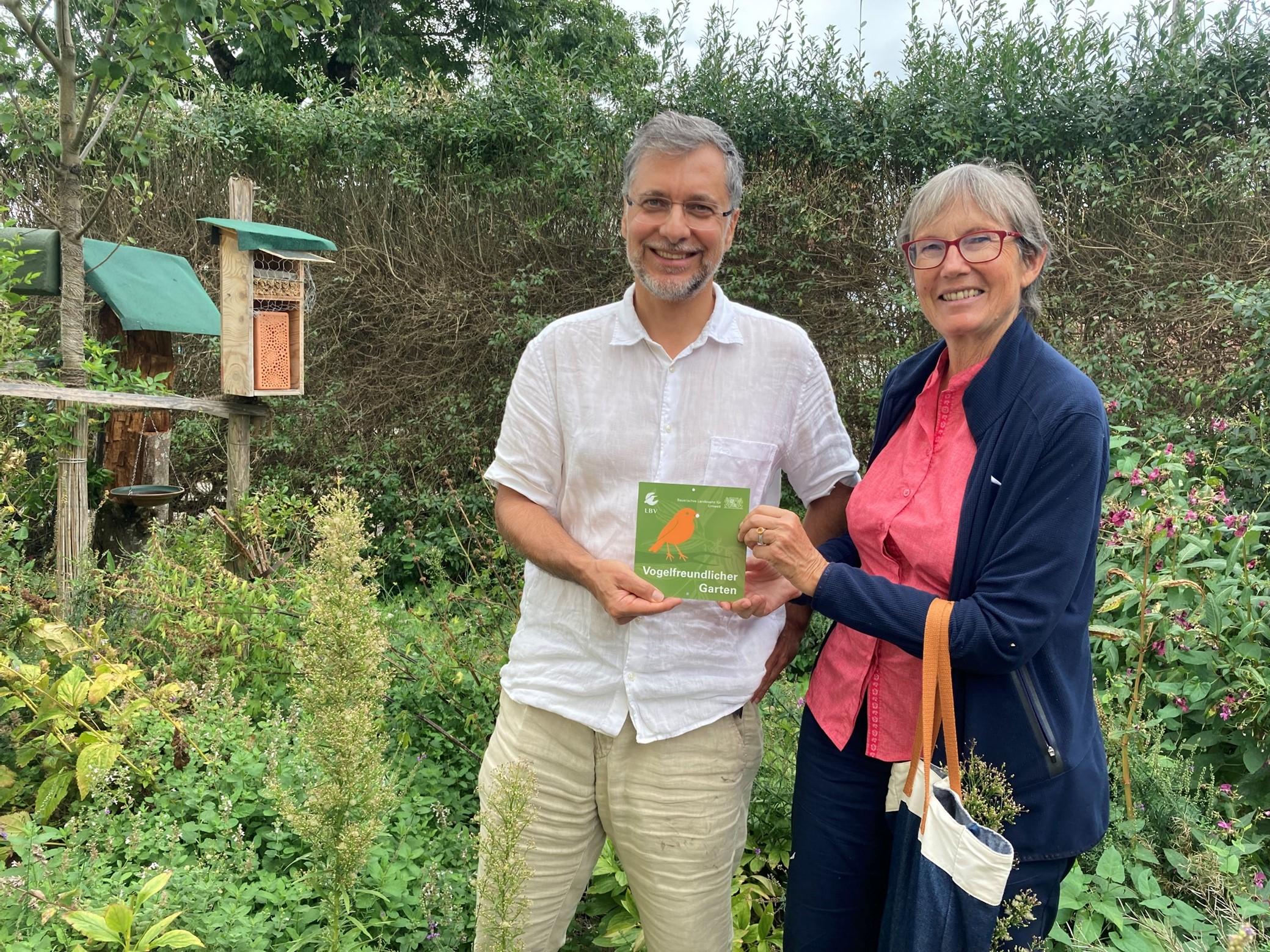 Gartenbesitzer Roland Gromer mit der Gartenbewerterin Angelika Heringlehner bei der Plakettenübergabe nach der Bewertung des Gartens (Quelle: Regula Emminger) Gartenbesitzer Roland Gromer mit der Gartenbewerterin Angelika Heringlehner bei der Plakettenübergabe nach der Bewertung des Gartens