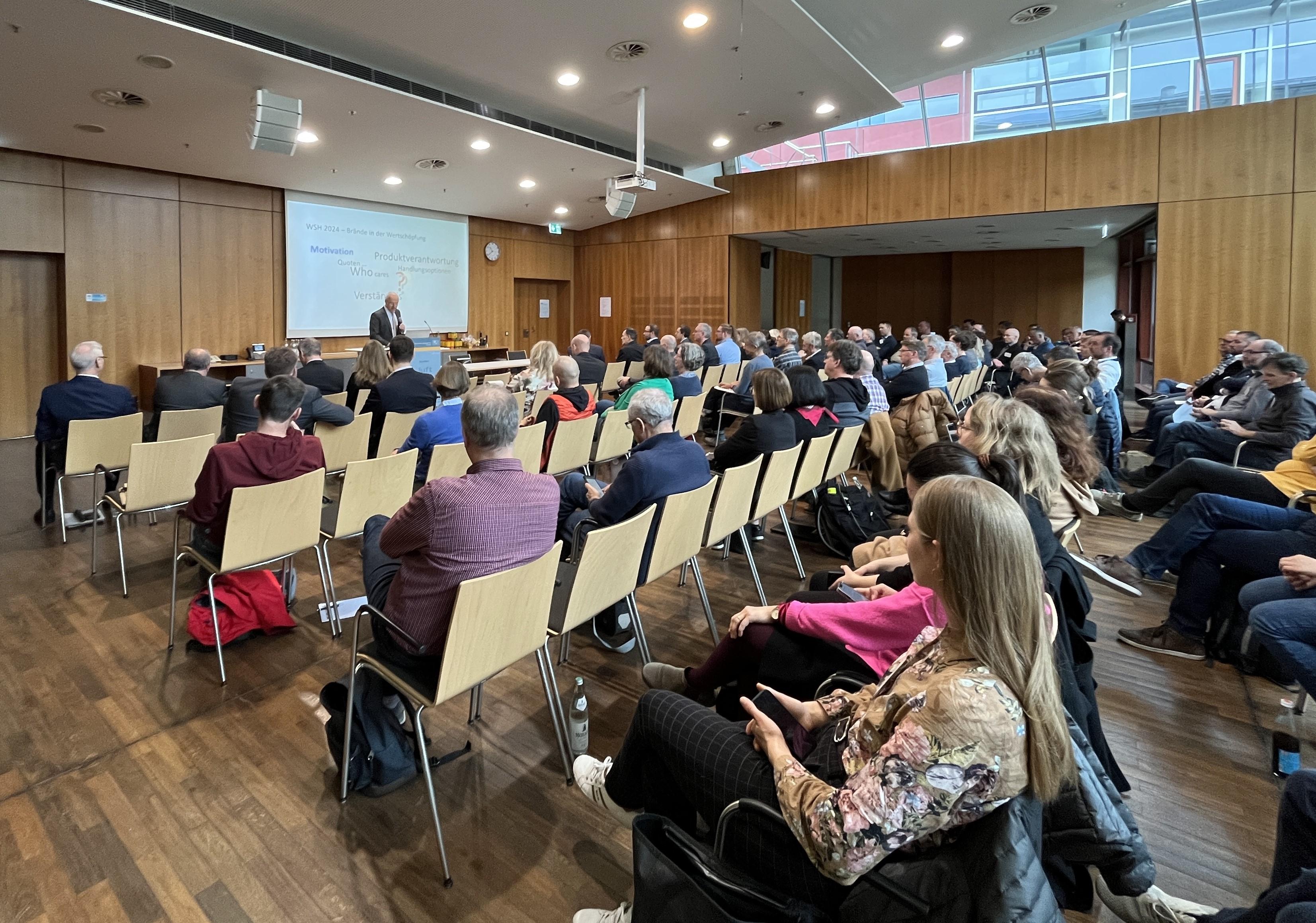 Mehr als 130 Teilnehmerinnen und Teilnehmer nahmen an der Fachtagung Wertstoffhof 2024 am LfU in Augsburg teil und diskutierten über aktuelle Herausforderungen bei der Entsorgung speziell von Elektroaltgeräten. (Quelle: LfU) Mehr als 130 Teilnehmerinnen und Teilnehmer nahmen an der Fachtagung Wertstoffhof 2024 am LfU in Augsburg teil und diskutierten über aktuelle Herausforderungen bei der Entsorgung speziell von Elektroaltgeräten.