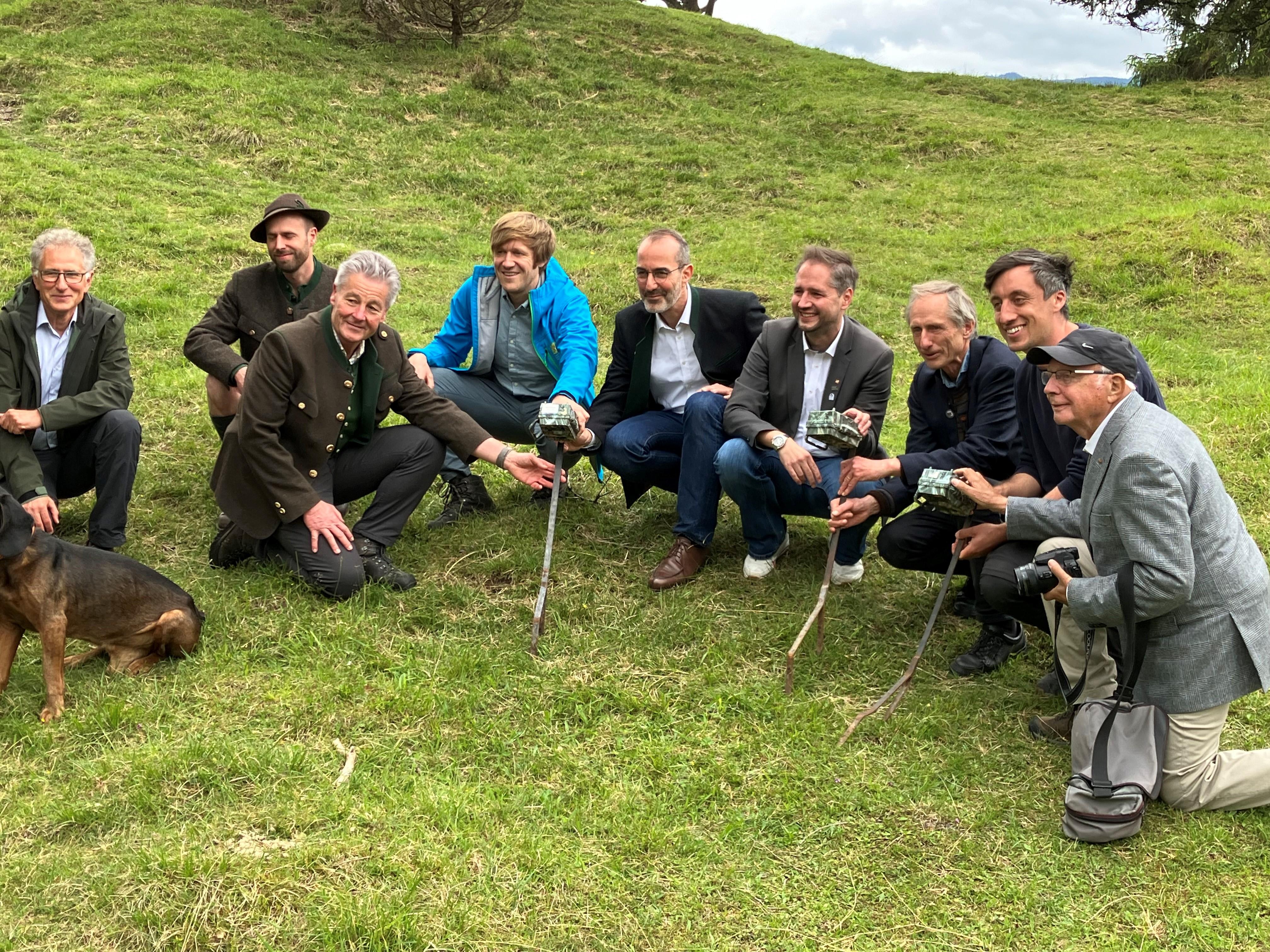 Vertreter des Bayerischen Landesamts für Umwelt und der Bayerischen Staatsforsten geben gemeinsam mit dem Entdecker der Art, Dr. Klaus König, dem Direktor des Alpenzoos Innsbruck sowie dem Fachbüro „Stille-Natur“ den Startschuss für das Artenhilfsprogramm zum Erhalt der Bayerischen Kurzohrmaus (Quelle: LfU) Vertreter des Bayerischen Landesamts für Umwelt und der Bayerischen Staatsforsten geben gemeinsam mit dem Entdecker der Art, Dr. Klaus König, dem Direktor des Alpenzoos Innsbruck sowie dem Fachbüro „Stille-Natur“ den Startschuss für das Artenhilfsprogramm zum Erhalt der Bayerischen Kurzohrmaus