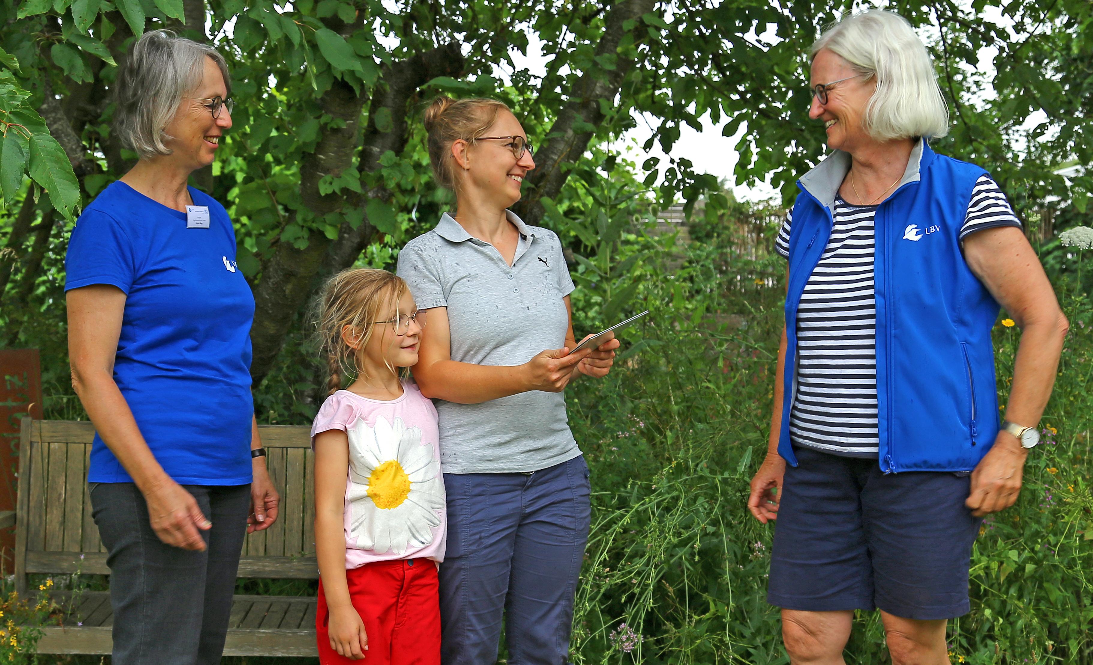 Übergabe der Plakette an eine Gartenbesitzerin Übergabe der Plakette an eine Gartenbesitzerin