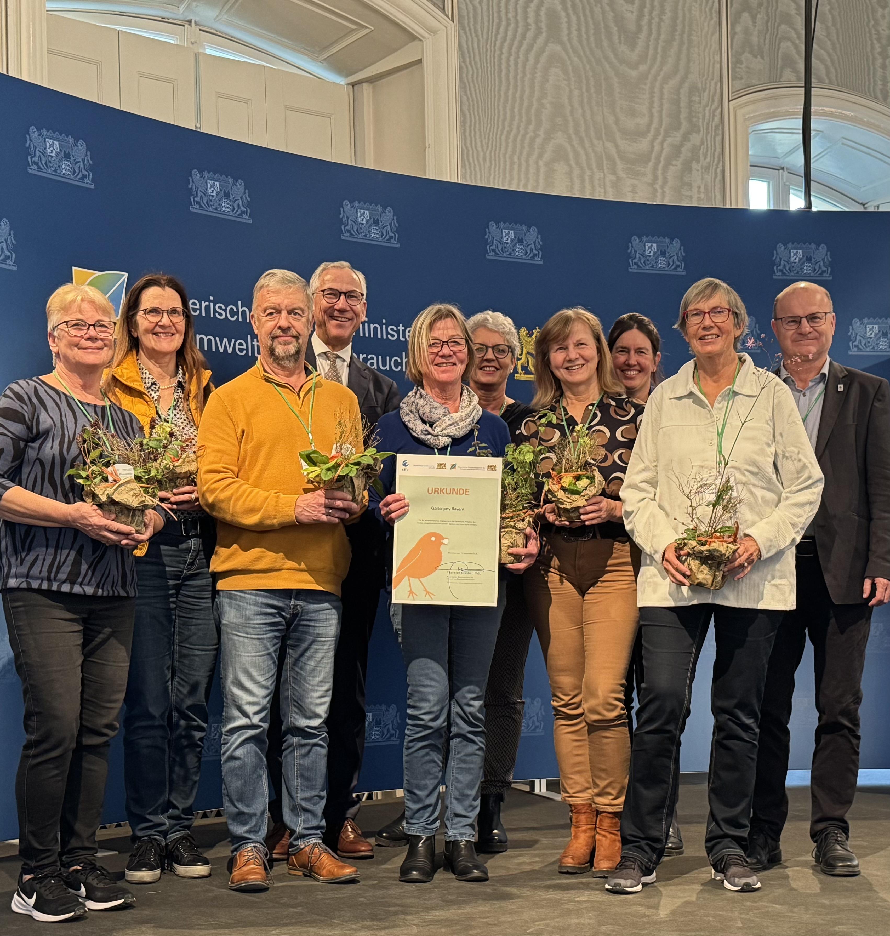 Übergabe der Dankesurkunde an 7 Gartenjury-Mitglieder als Vertretungen ihrer jeweiligen Regierungsbezirke durch den Amtschef des StMUV Herrn Dr. Barth, den LBV-Vorsitzenden Herrn Dr. Schäffer und die Leiterin des BayAZ Frau Langensiepen (Quelle: LfU, Stepahnie Millonig) Übergabe der Dankesurkunde an 7 Gartenjury-Mitglieder als Vertretungen ihrer jeweiligen Regierungsbezirke durch den Amtschef des StMUV Herrn Dr. Barth, den LBV-Vorsitzenden Herrn Dr. Schäffer und die Leiterin des BayAZ Frau Langensiepen