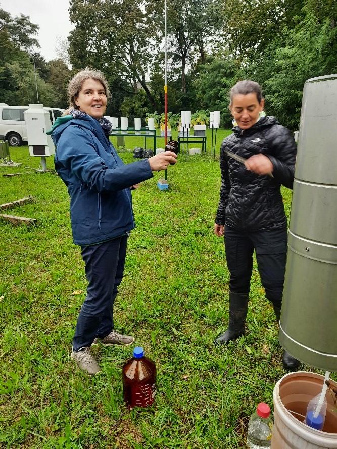 Die LfU-Mitarbeiterinnen Dr. Christa Barkschat und Margit Krapp entnehmen an den neu installierten Messgeräten in Nürnberg die gesammelten Proben, welche dann zur chemischen Analyse in das Ultraspurenlabor des LfU nach Augsburg gebracht werden. (Quelle: LfU) Die LfU-Mitarbeiterinnen Dr. Christa Barkschat und Margit Krapp entnehmen an den neu installierten Messgeräten in Nürnberg die gesammelten Proben, welche dann zur chemischen Analyse in das Ultraspurenlabor des LfU nach Augsburg gebracht werden.