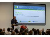 PM 18/2025:  Dr. Christian Barth, Amtschef am Bayerischen Staatsministerium für Umwelt und Verbraucherschutz, bei der Begrüßung der Teilnehmenden der Kreislaufwirtschafts- und Ressourceneffizienztage 2025 
