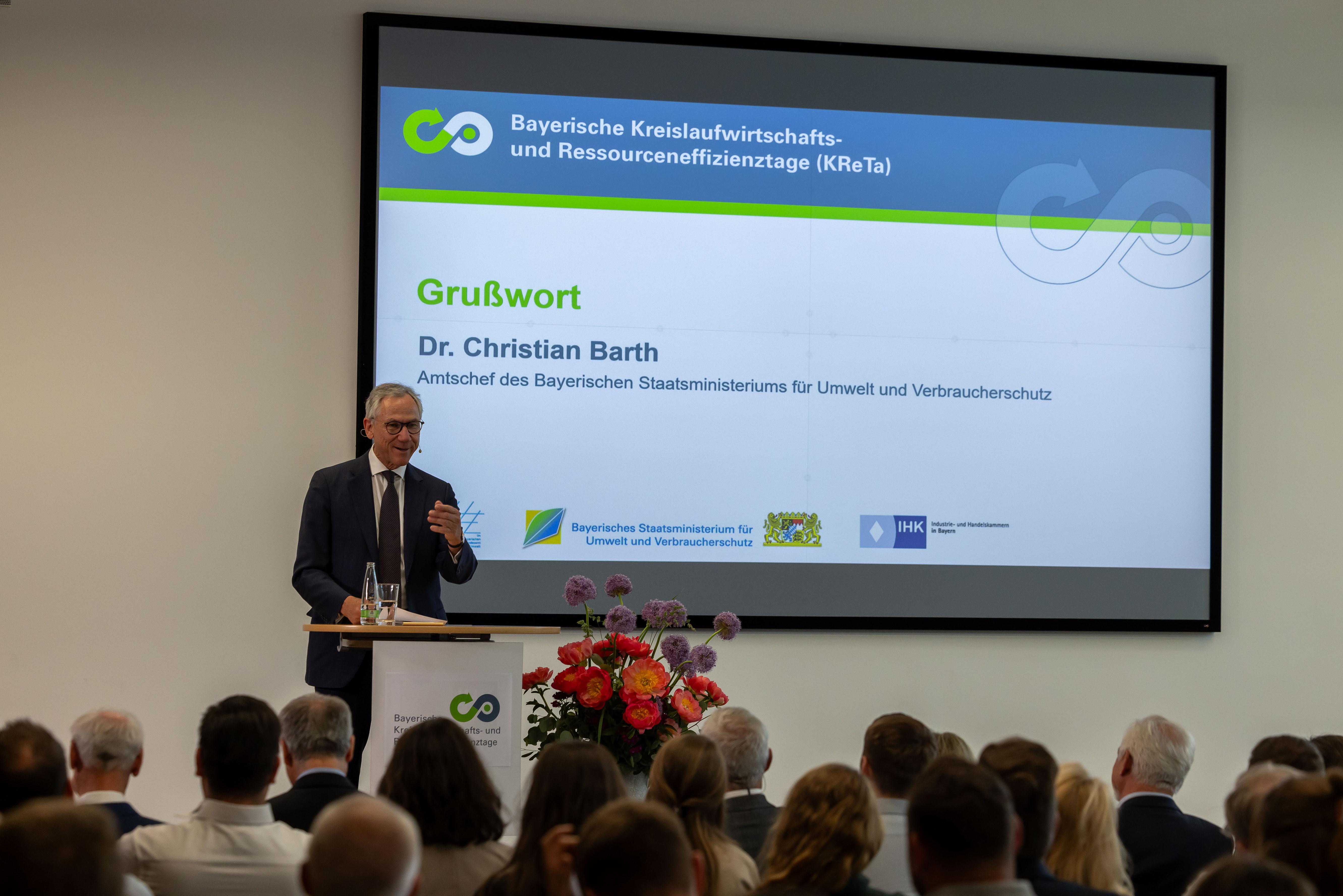 Dr. Christian Barth, Amtschef am Bayerischen Staatsministerium für Umwelt und Verbraucherschutz, bei der Begrüßung der Teilnehmenden der Kreislaufwirtschafts- und Ressourceneffizienztage 2025 (Quelle: LfU) Dr. Christian Barth, Amtschef am Bayerischen Staatsministerium für Umwelt und Verbraucherschutz, bei der Begrüßung der Teilnehmenden der Kreislaufwirtschafts- und Ressourceneffizienztage 2025
