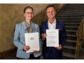 Dr. Monika Kratzer (Präsidentin LfU) und Dr. Manfred Gößl (BIHK-Hauptgeschäftsführer) mit erneuertem Kooperationsvertrag Dr. Monika Kratzer (Präsidentin LfU) und Dr. Manfred Gößl (BIHK-Hauptgeschäftsführer) mit erneuertem Kooperationsvertrag