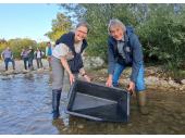 Besatz von Strebern in Landau in der Isar durch Frau Dr. Kratzer (Präsidentin des LfU) und Herr Bartelt (Präsident des LFV Bayern e.V.) Besatz von Strebern in Landau in der Isar durch Frau Dr. Kratzer (Präsidentin des LfU) und Herr Bartelt (Präsident des LFV Bayern e.V.)