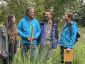 PM 34/2025:  Wie lässt sich die Wohlriechende Becherglocke erhalten? Ortstermin im Landkreis Dingolfing-Landau mit (von links): Jessica Rossow (LPV Dingolfing-Landau), Matthias Walch (uNB Dingolfing-Landau), Kartierer Martin Scheuerer, Marcel Ruff (Bayerisches Artenschutzzentrum im LfU) 