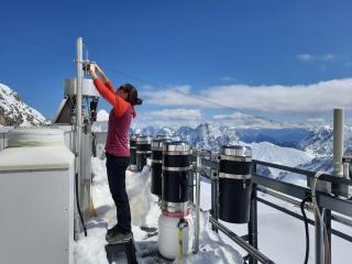 Hoch oben auf dem Gipfel der Zugspitze hat das LfU Gefäße für die Niederschlagssammlung aufgebaut