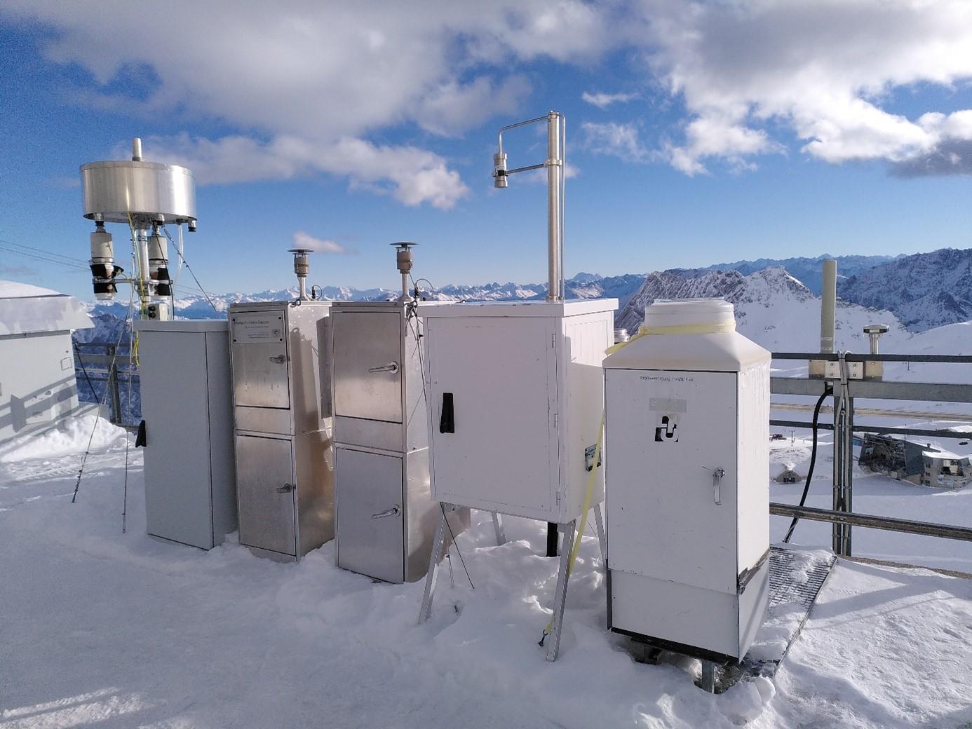Die Luftsammelgeräte des LfU stehen auf 2.700 m Höhe in der einzigartigen Berglandschaft unserer bayerischen Alpen Die Luftsammelgeräte des LfU stehen auf 2.700 m Höhe in der einzigartigen Berglandschaft unserer bayerischen Alpen