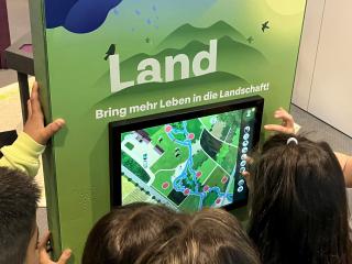 Kinder an der Station Land bei der Beantwortung der interaktiven Rätselfragen