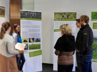 Interessierte betrachten die Moorausstellung im Foyer des LfU