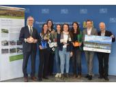 Dr. Christian Barth (Amtschef, StMUV), Dr. Anja Jaeschke (Leitung Regionalbüro, LfU), Caroline Holch (Regionalmanagerin, LfU), Christina Neger (Klimamanagerin, LfU), Sabine Brachmann (Klimamanagerin, LfU), Eva Nowatschin (Regionalmanagerin, LfU), Markus Pertold (AL 6 Naturschutz und Landschaftspflege, StMUV) und Wolfram Güthler (RL 64 Landschaftspflege und Naturschutzförderung, StMUV)