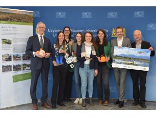 Dr. Christian Barth (Amtschef, StMUV), Dr. Anja Jaeschke (Leitung Regionalbüro, LfU), Caroline Holch (Regionalmanagerin, LfU), Christina Neger (Klimamanagerin, LfU), Sabine Brachmann (Klimamanagerin, LfU), Eva Nowatschin (Regionalmanagerin, LfU), Markus Pertold (AL 6 Naturschutz und Landschaftspflege, StMUV) und Wolfram Güthler (RL 64 Landschaftspflege und Naturschutzförderung, StMUV)