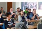 Zuhörerinnen und Zuhörer bei der Präsentation während der Abschlussveranstaltung am 8.5.2026 in Berlin