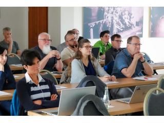 Zuhörerinnen und Zuhörer bei der Präsentation während der Abschlussveranstaltung am 8.5.2026 in Berlin