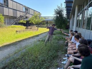 Studierende der Geographie an der Universität Augsburg lernen bei einer Exkursion das Bayerische Landesamt für Umwelt (LfU) und seine artenreichen Außenanlagen kennen.