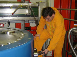 Durchführung von Dosisleistungsmessungen an einem Castor-Behälter