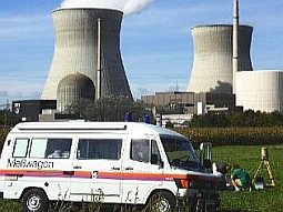 LfU-Personal bei Messungen in der Umgebung eines Kernkraftwerkes