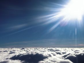 Sonne über den Wolken bei einer Flugreise