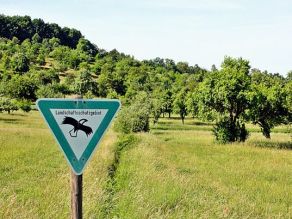 Hinweistafel zu einem Landschaftsschutzgebiet