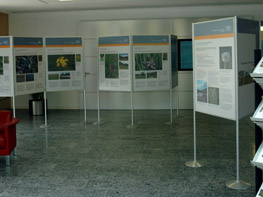 Darstellung der Ausstellungsplakate und Broschürenständer im Foyer des Bayerischen Staatsministeriums für Umwelt und Verbraucherschutz