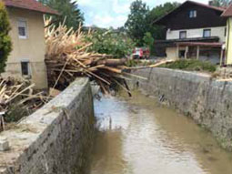 Viel Unrat wurde von abgelaufenem Hochwasser an einem Haus zurückgelassen.