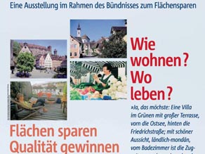 Plakat zur Ausstellung. Bild eines Sees im Voralpenland. Darauf Bilder mit Szenen des täglichen Lebens (Einkauf an einem Markttag, etc.). Plakat zur Ausstellung. Bild eines Sees im Voralpenland. Darauf Bilder mit Szenen des täglichen Lebens (Einkauf an einem Markttag, etc.).