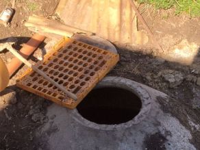 Abwassersammelgrube – unsachgemäß eingebaut, in baulich schlechtem Zustand und ohne sichere Abdeckung (undichte Anlage)