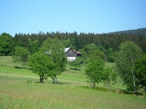 Ein einzeln stehender Bauernhof im Bayerischen Wald.