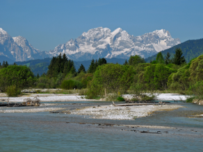 Die Isar, im hintergrund die Berge der Alpen.