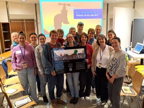 Verantwortliche des Landesamts für Umwelt übergeben das Planspiel an die Mitwirkenden der Umweltstationen Ingolstadt und Haus im Moos