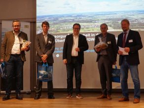 Überreichung eines Wasserschutzbrotes an die Referenten. Von links nach rechts: Josef Lehner (Referat 57, Umweltministerium), Michael Belau (Referat 95, LfU), Regierungspräsident Florian Luderschmid, Robert Scherer (DVGW-LG Bayern), Dr. Folko Bührle (Bereichsleiter Umwelt, Gesundheit und Verbraucherschutz, Regierung von Oberfranken).