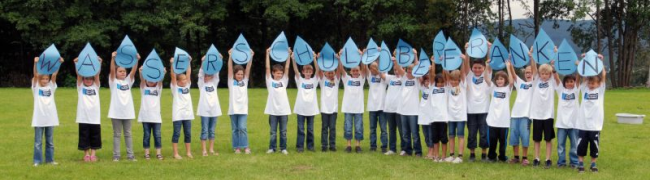 Kinder halten Buchstaben hoch, die den Schriftzug 'Wasserschule Oberfranken' bilden.