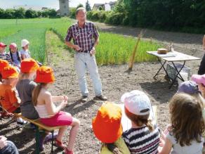 Kinder besuchen die Wasserschule auf dem Bauernhof der Familie Pabst