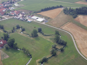 Die Rezat fließt mäandrierend (in Schlangenlinien).