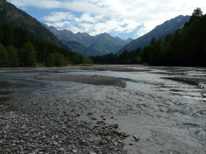 Kiesbänke in der Stillach, einem Alpenfluss.