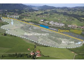 Standort des Flutpolders Weidachwiesen an der Iller. Luftbild mit landwirtschaftlich geprägtem Gebiet des Flutpolders Weidachwiesen. Die Ausmaße des Flutpolders und die Abgrenzung durch den Damm sowie Einlass und Auslass sind im Luftbild eingezeichnet.