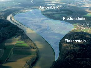 Standort des Flutpolders Riedensheim an der Donau. Luftbild auf dem die Ausmaße des sich derzeit im Bau befindlichen Flutpolders Riedensheim zu sehen sind.