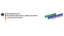 Logos: Der Bundesadler in Schwarz, mi t Schwarzrotgold rechts daneben und dem Schriftzug 'Bundesministerium für Umwelt, Naturschutz, nukleare Sicherheit und Verbraucherschutz'. Rechts davon das Logo 'Aktionsprogramm Natürlicher Klimaschutz' als Schriftzug auf grünem und blauem Hintergund.