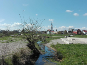 Neue Sitzsteine am Ufer des renaturierten Retzbachs. Neue Sitzsteine am Ufer des renaturierten Retzbachs.