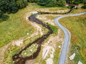 Luftaufnahme der renaturierten Selb in Selb: Neben dem geschwungenen Gewässerlauf führt ein Geh- und Radweg entlang des Ufers. Luftaufnahme der renaturierten Selb in Selb: Neben dem geschwungenen Gewässerlauf führt ein Geh- und Radweg entlang des Ufers.