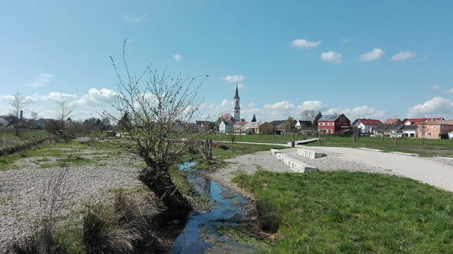 Neue Sitzsteine am Ufer des renaturierten Retzbachs