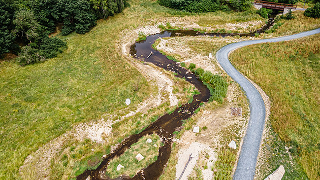 Luftaufnahme der renaturierten Selb in Selb: Neben der geschwungenen Selb verläuft ein Geh- und Radweg.