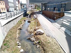 Allachbach in Straubing mit Zugang zum Gewässer.