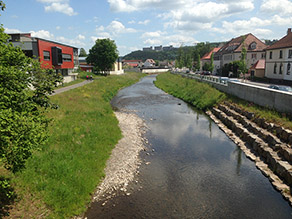 Blick auf die Brend flussabwärts mit begleitendem Geh- und Radweg am linken Ufer und der neuen Hochwasserschutzmauer am rechten Ufer. Blick auf die Brend flussabwärts mit begleitendem Geh- und Radweg am linken Ufer und der neuen Hochwasserschutzmauer am rechten Ufer.